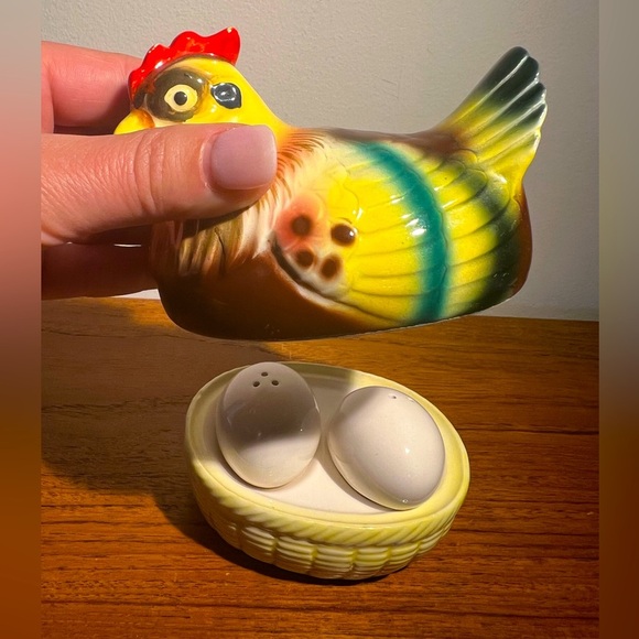 Vintage Other - Hen on nest with salt and pepper shakers Vintage Japan Read